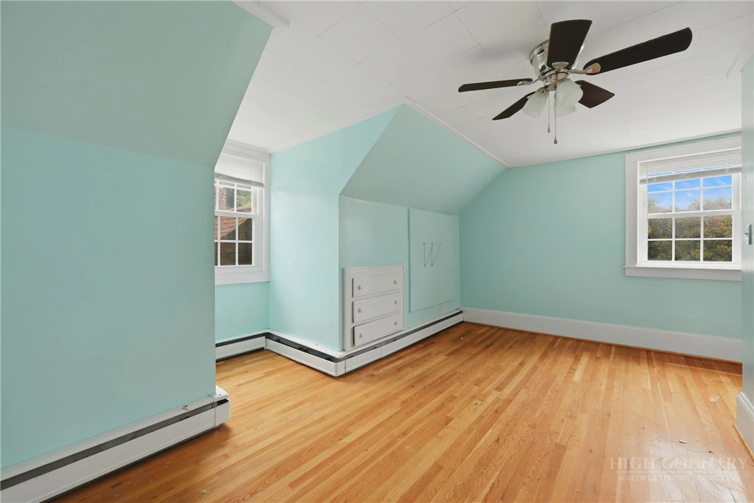 Image number 19 for the current listing