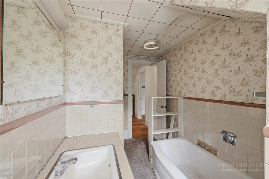 Image number 21 for the current listing