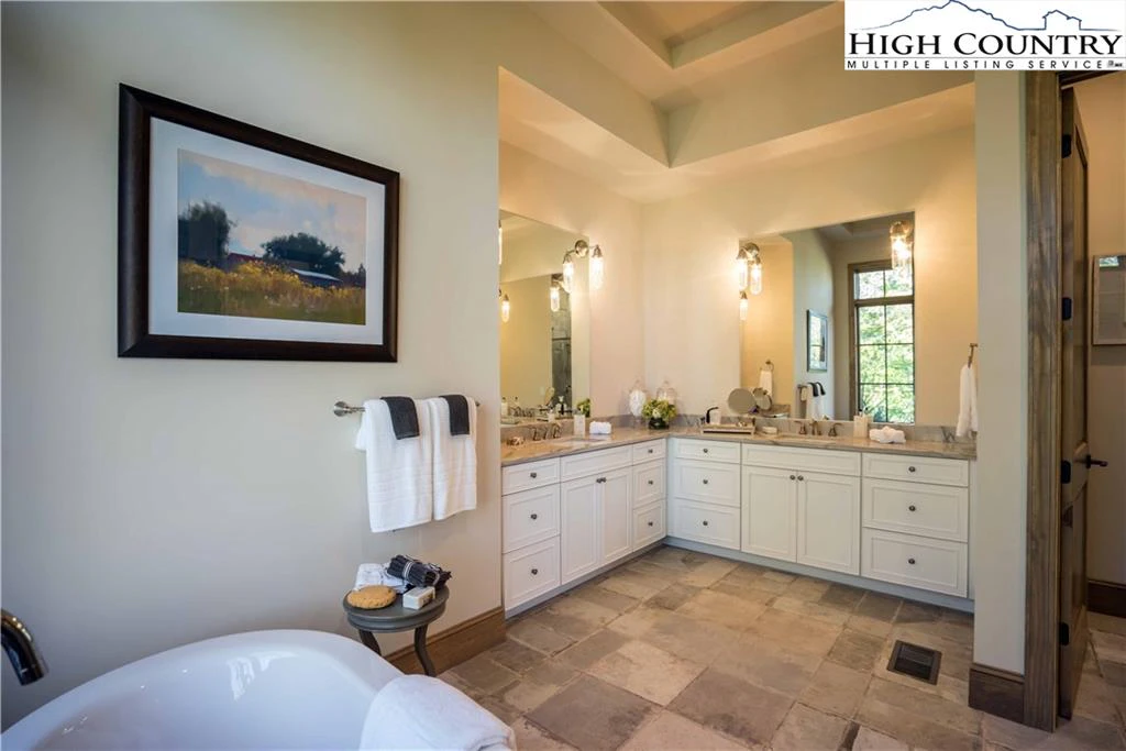 Image number 3 for the current listing