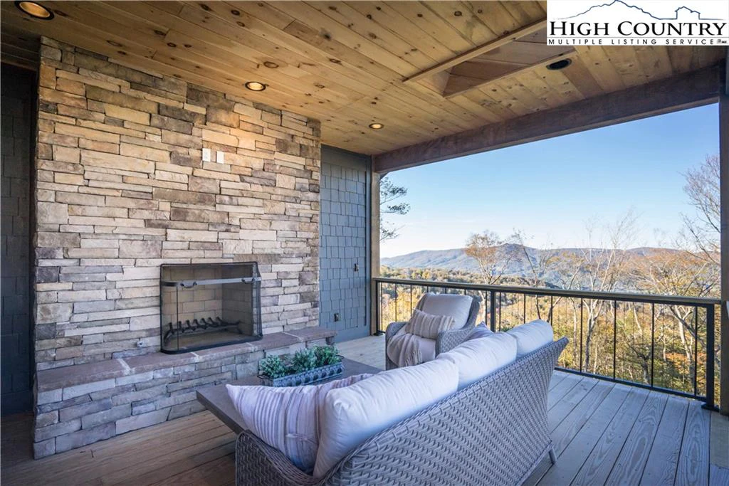 Image number 14 for the current listing