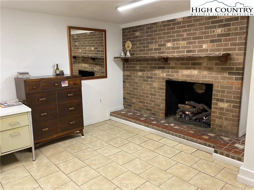 Image number 29 for the current listing