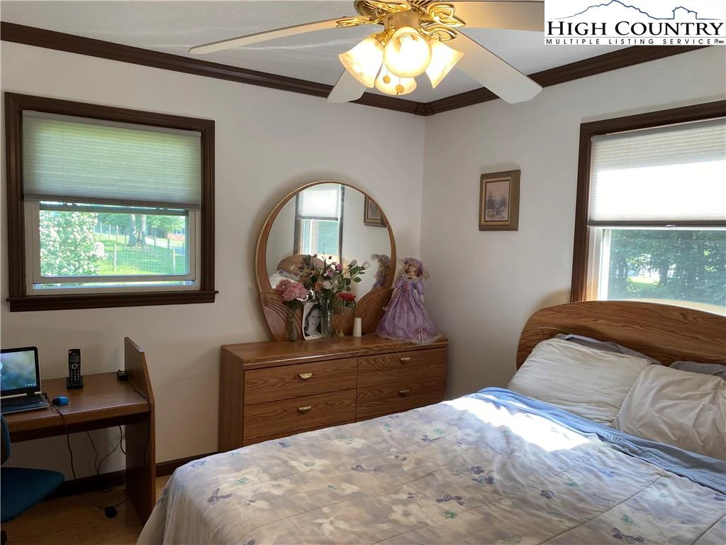 Image number 20 for the current listing