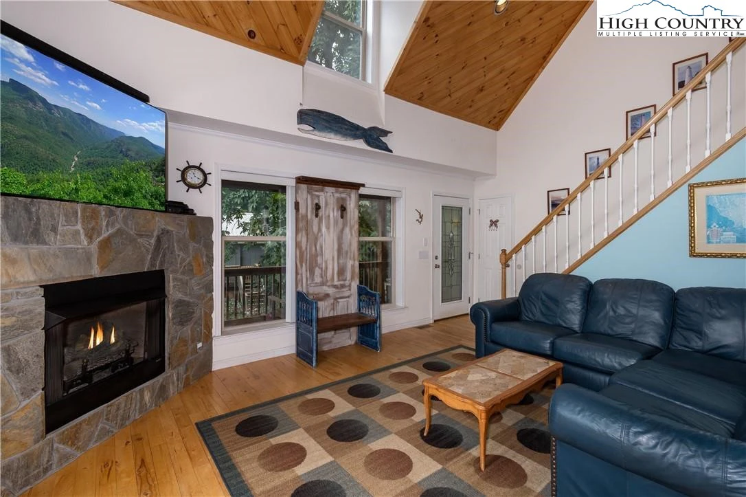 Image number 19 for the current listing