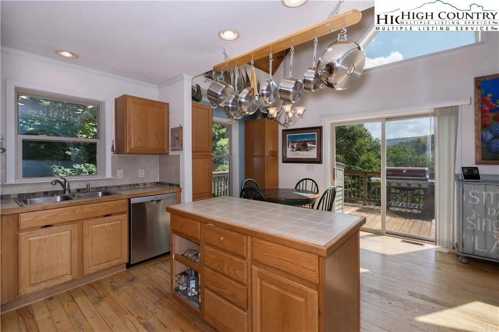 Image number 21 for the current listing
