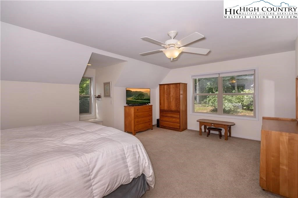 Image number 15 for the current listing