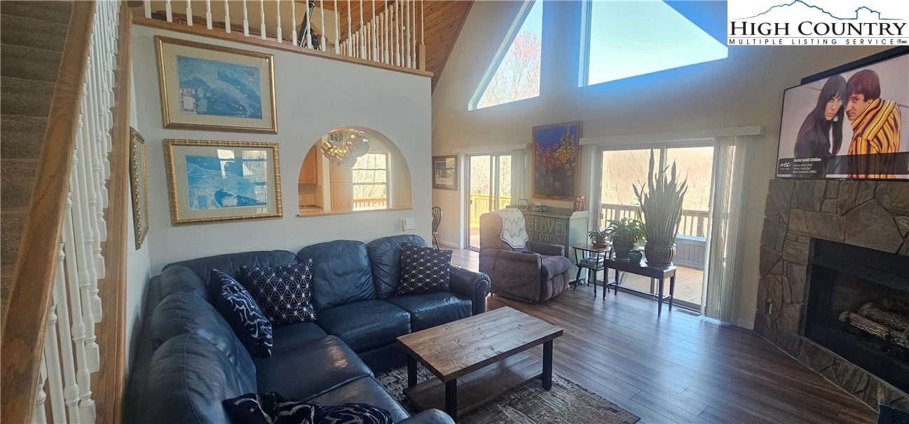 Image number 20 for the current listing