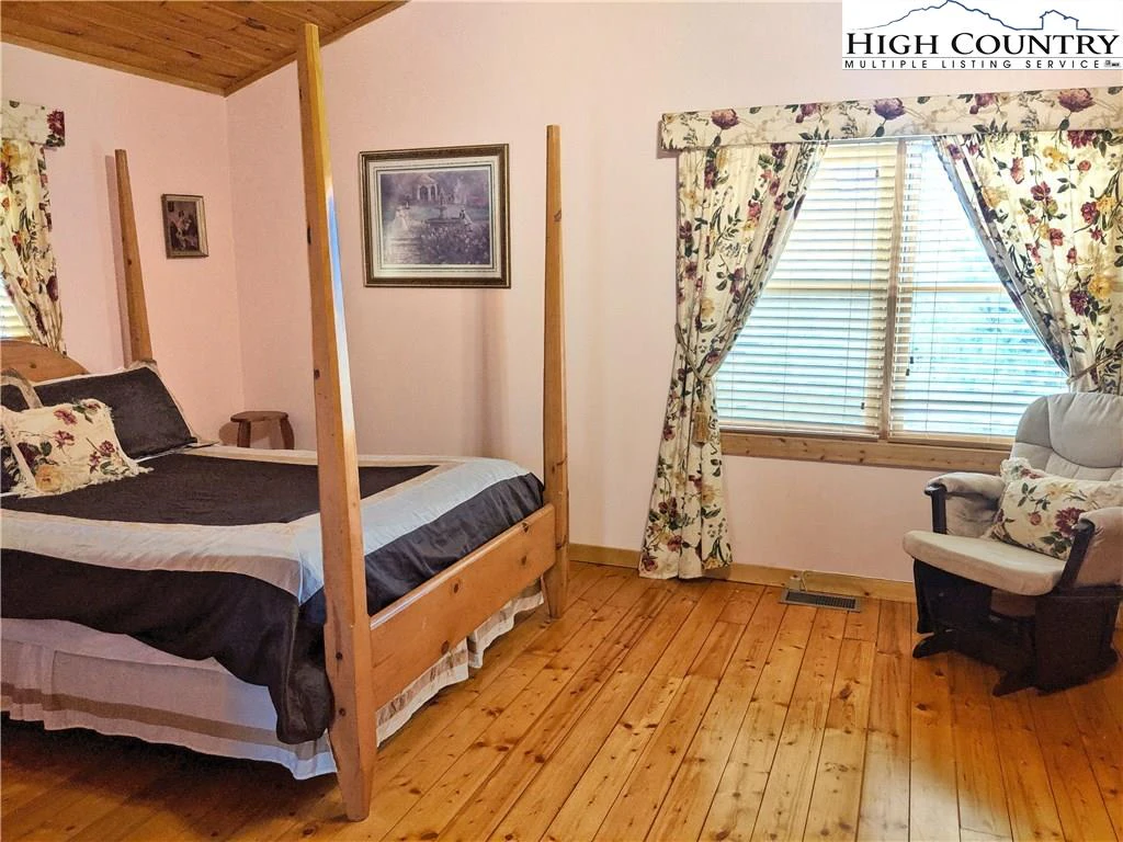 Image number 13 for the current listing
