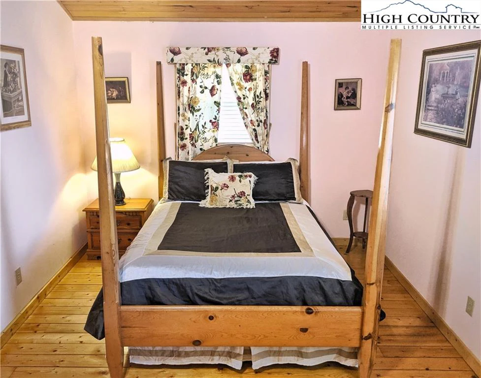 Image number 12 for the current listing