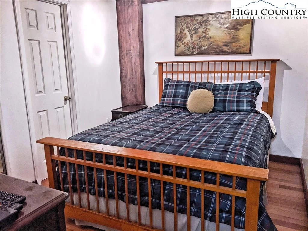 Image number 8 for the current listing