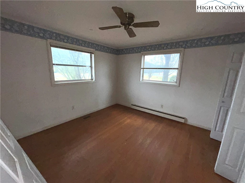 Image number 13 for the current listing