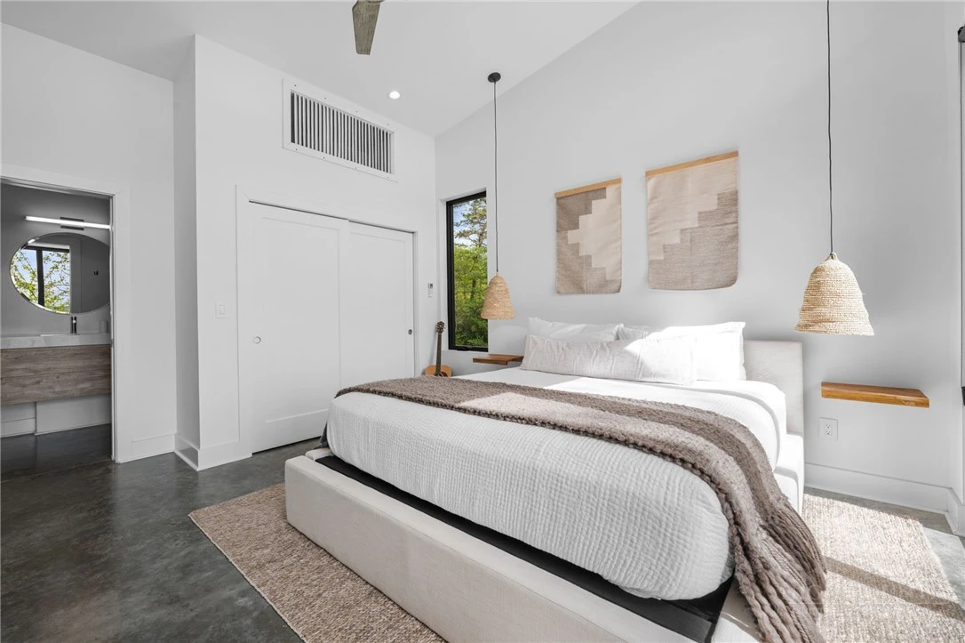 Image number 9 for the current listing