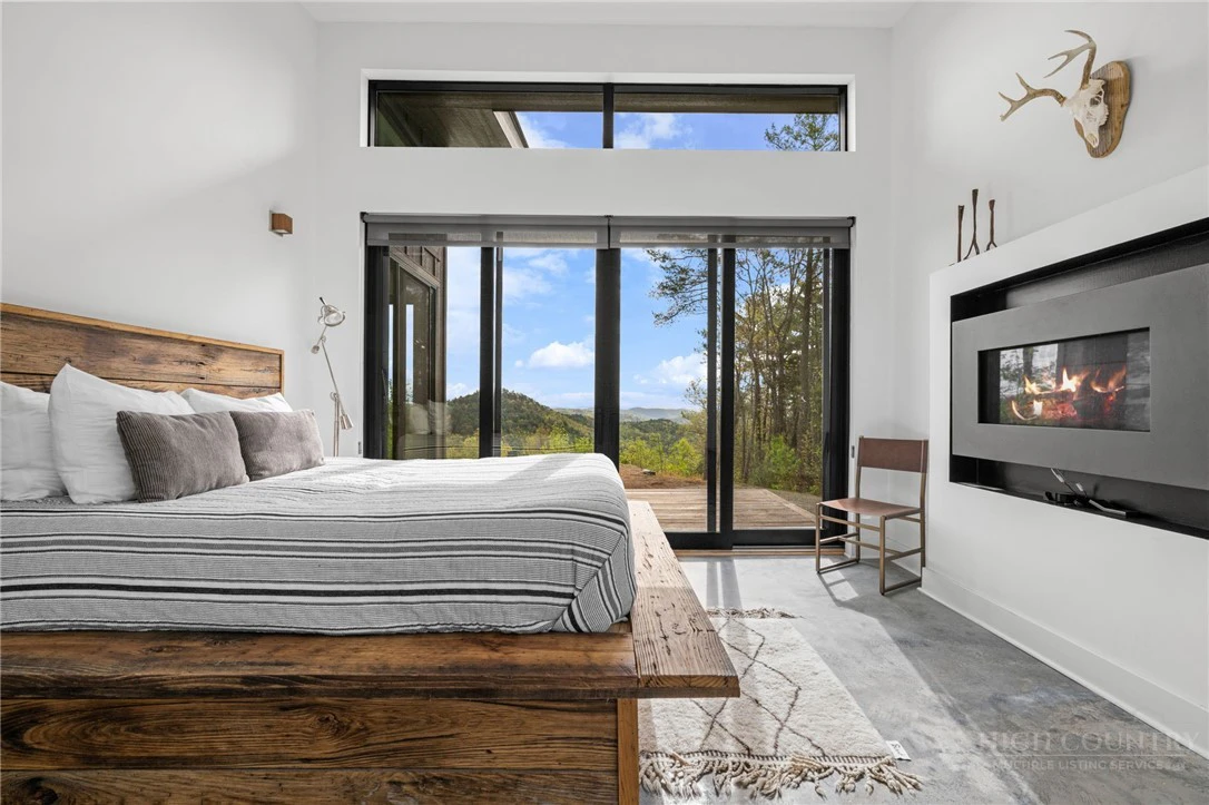 Image number 2 for the current listing
