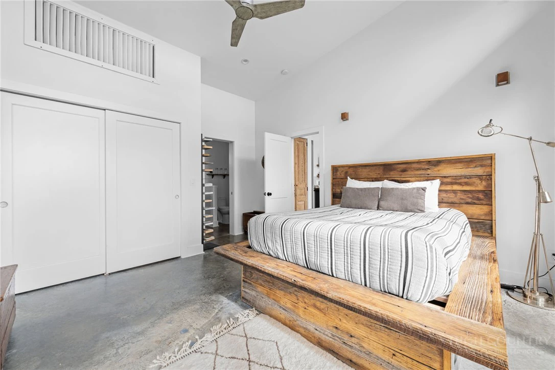 Image number 13 for the current listing