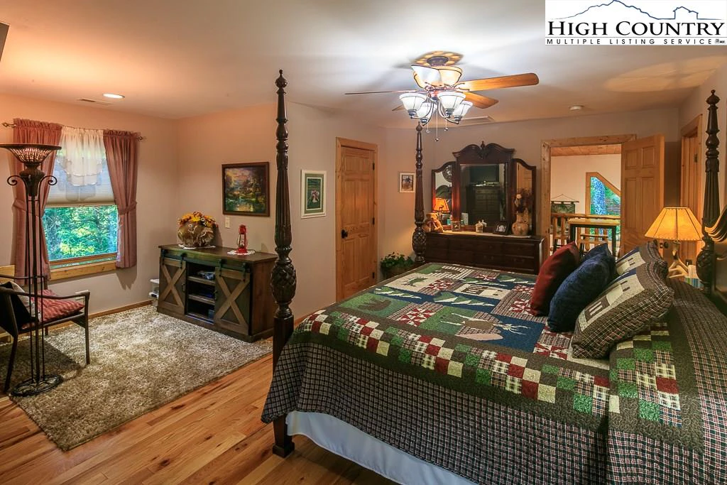 Image number 3 for the current listing
