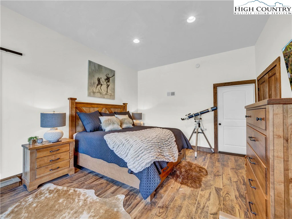 Image number 14 for the current listing