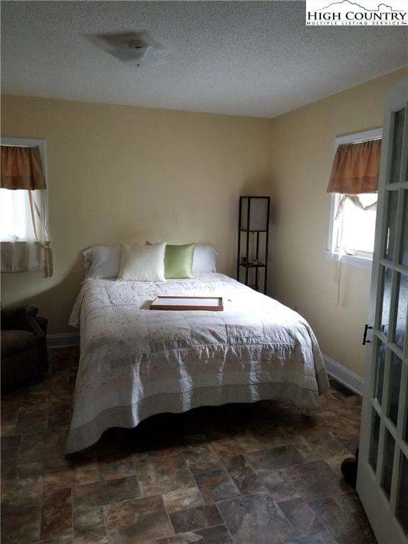 Image number 15 for the current listing