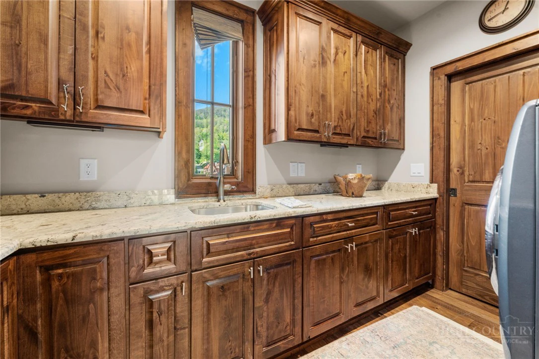 Image number 9 for the current listing