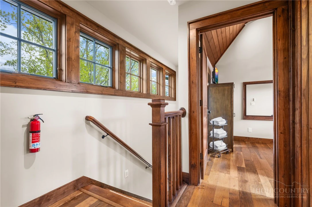 Image number 21 for the current listing