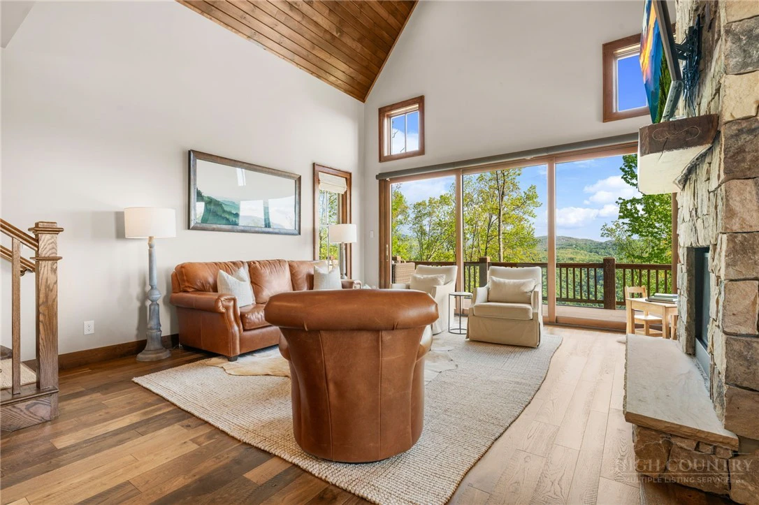 Image number 15 for the current listing