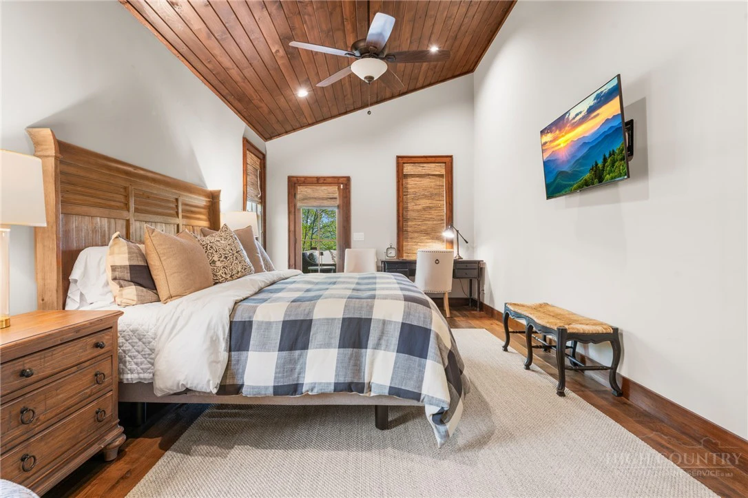 Image number 20 for the current listing