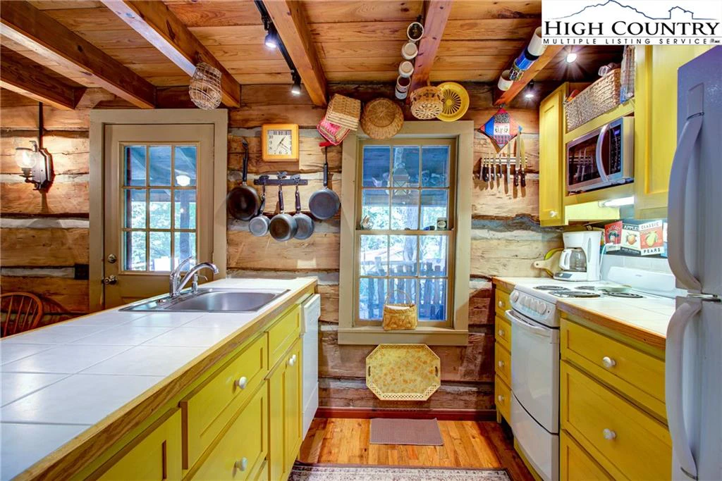 Image number 4 for the current listing