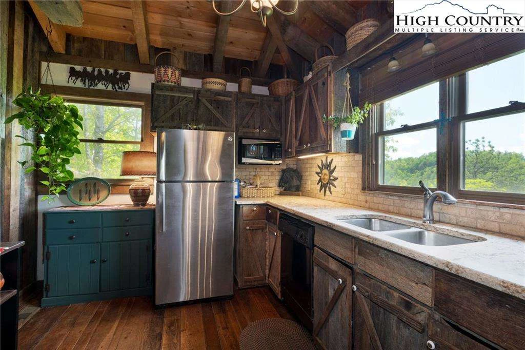 Image number 14 for the current listing