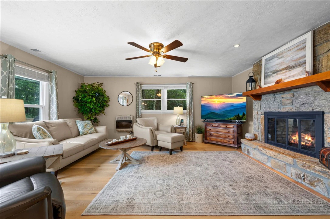 Image number 11 for the current listing