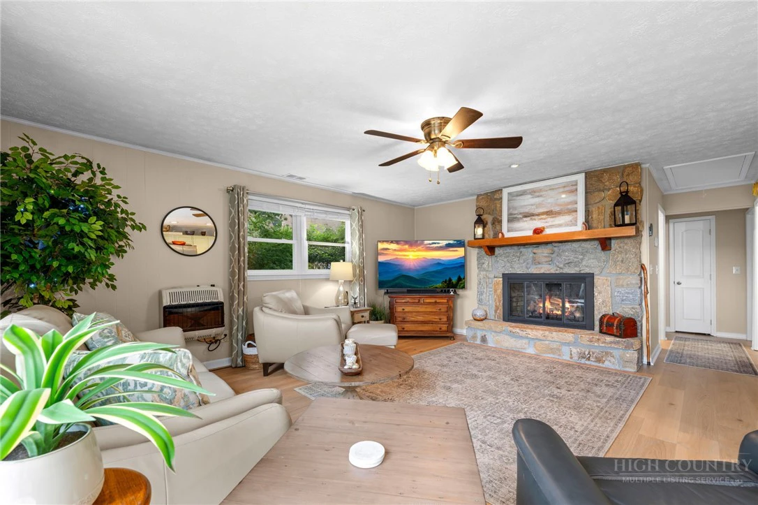 Image number 13 for the current listing