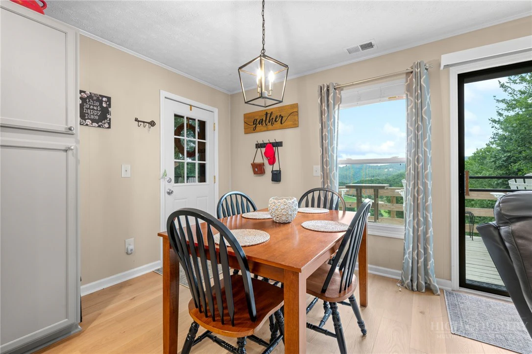 Image number 15 for the current listing