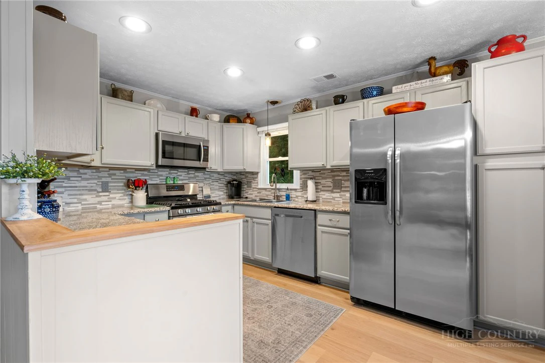 Image number 19 for the current listing