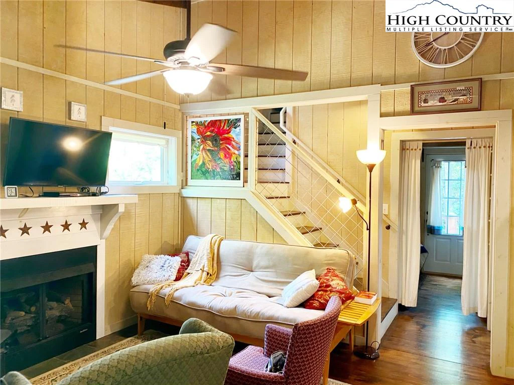 Image number 9 for the current listing