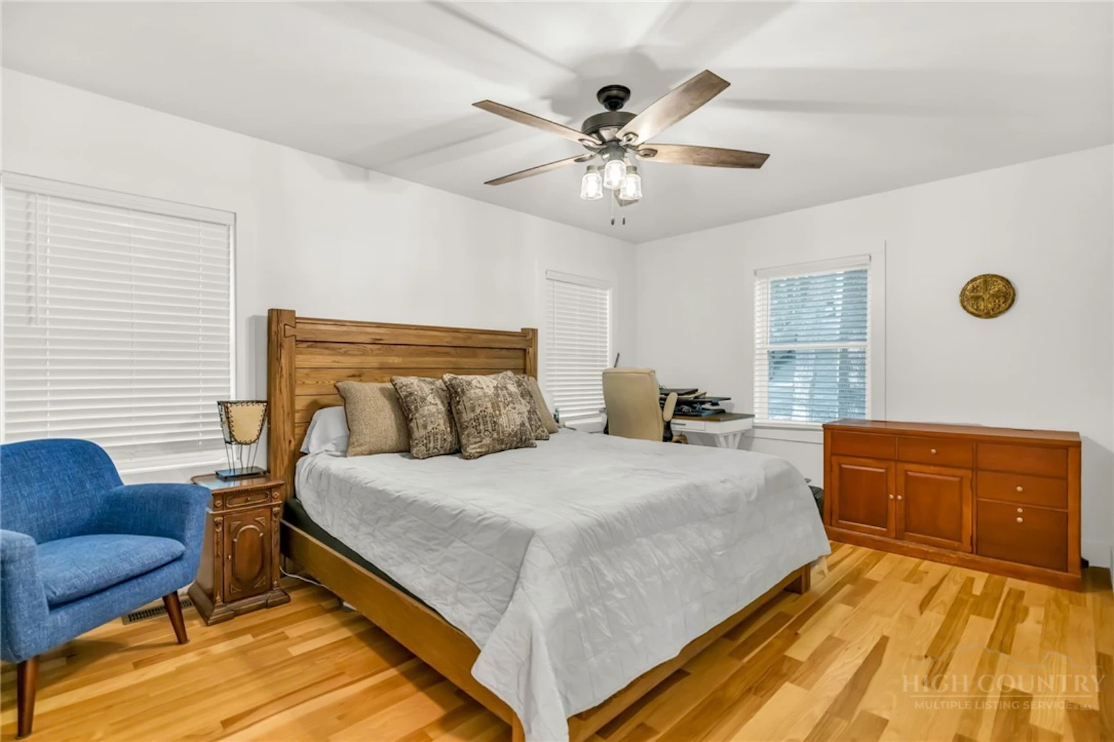 Image number 19 for the current listing