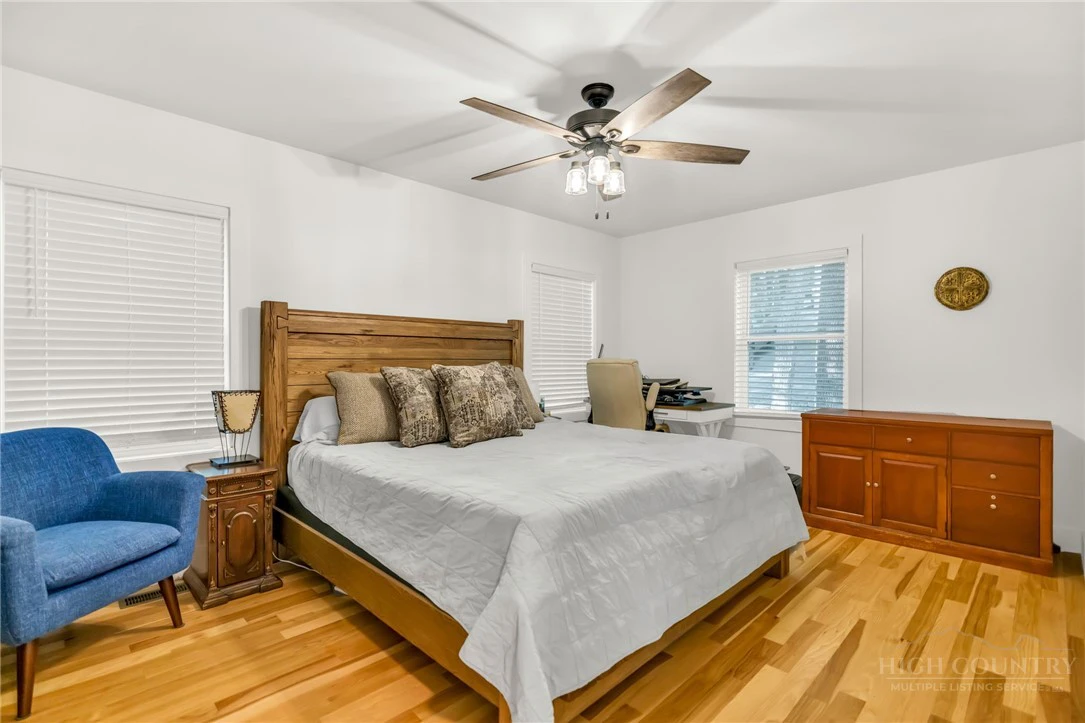 Image number 19 for the current listing