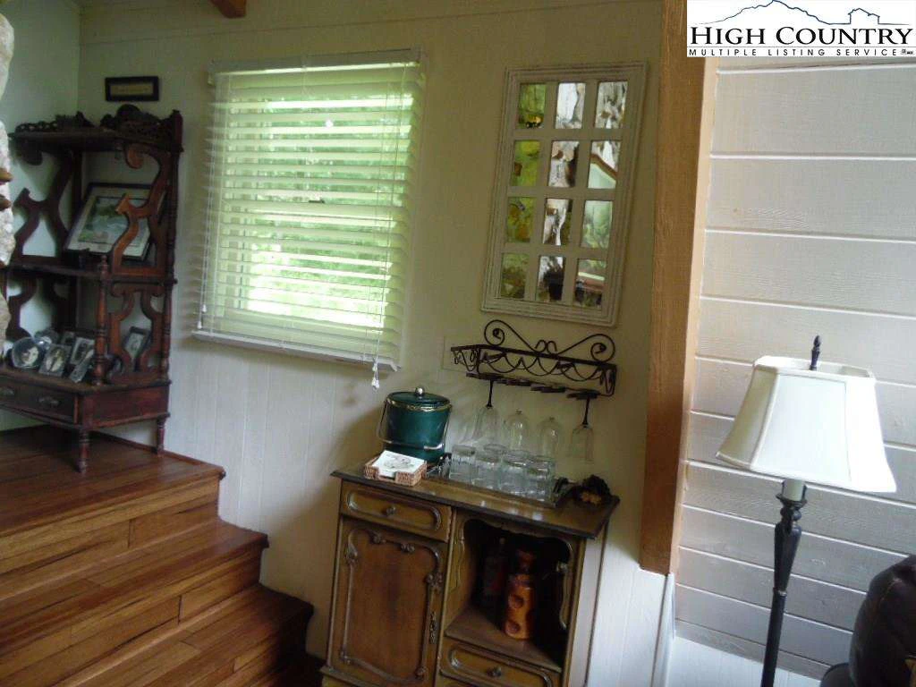 Image number 16 for the current listing