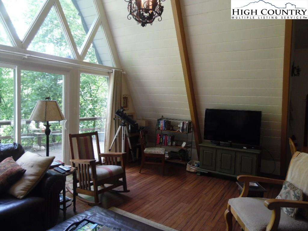 Image number 15 for the current listing