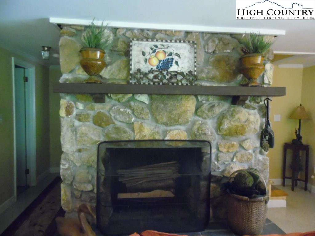 Image number 11 for the current listing