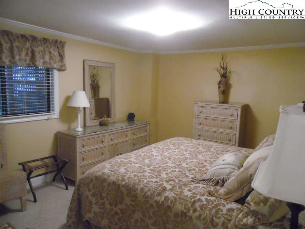 Image number 10 for the current listing