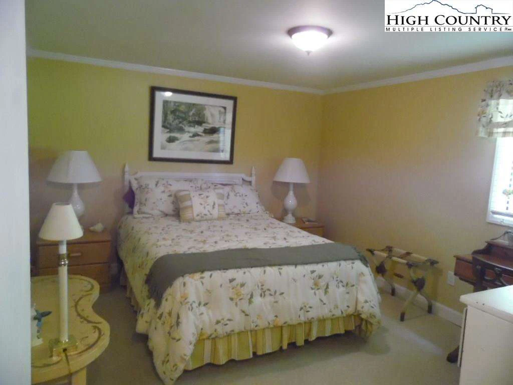 Image number 9 for the current listing