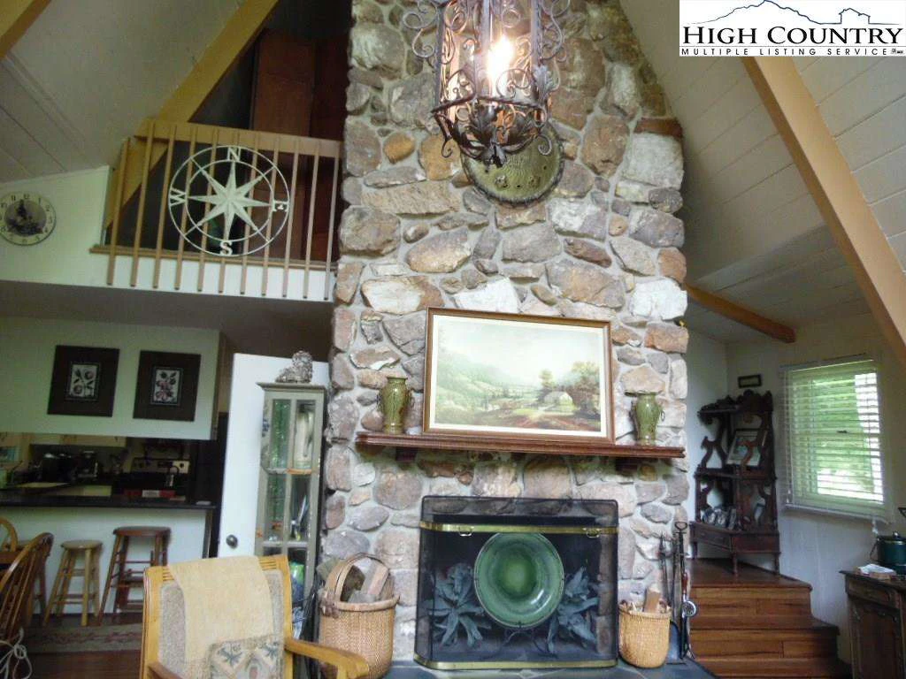 Image number 19 for the current listing