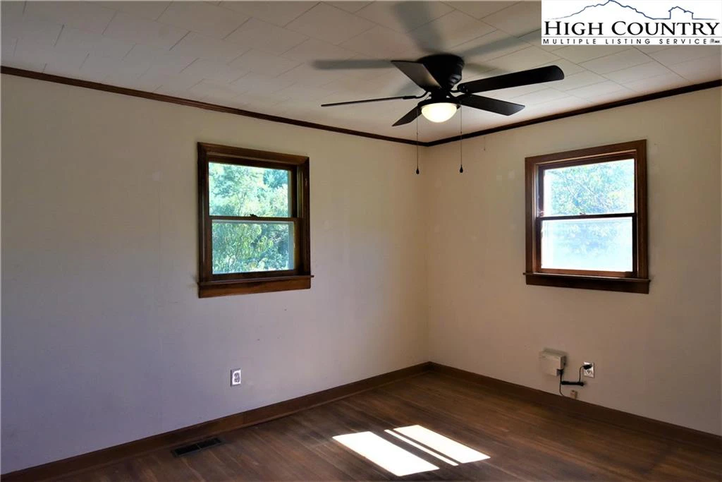 Image number 19 for the current listing