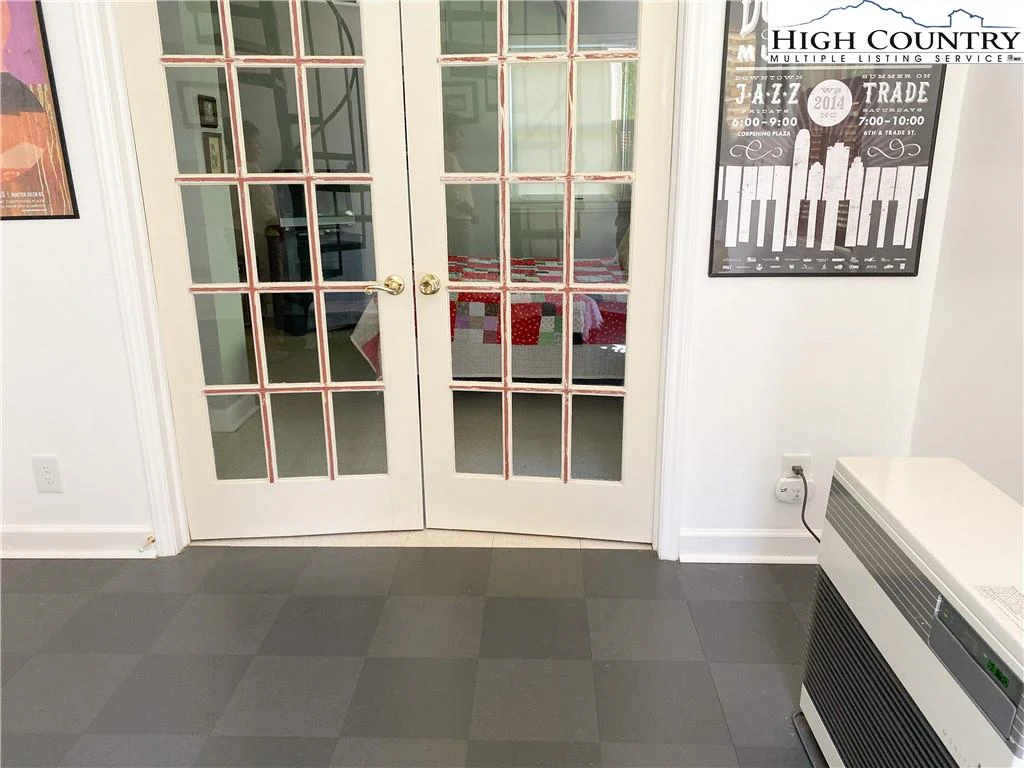 Image number 3 for the current listing
