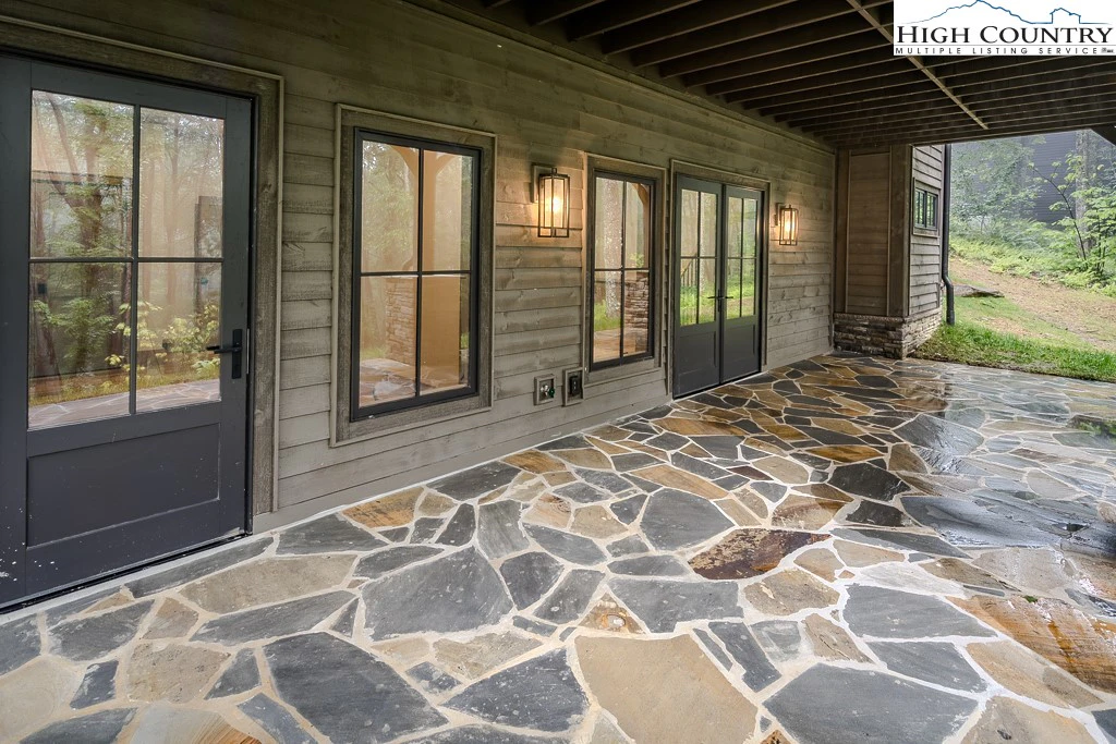 Image number 18 for the current listing