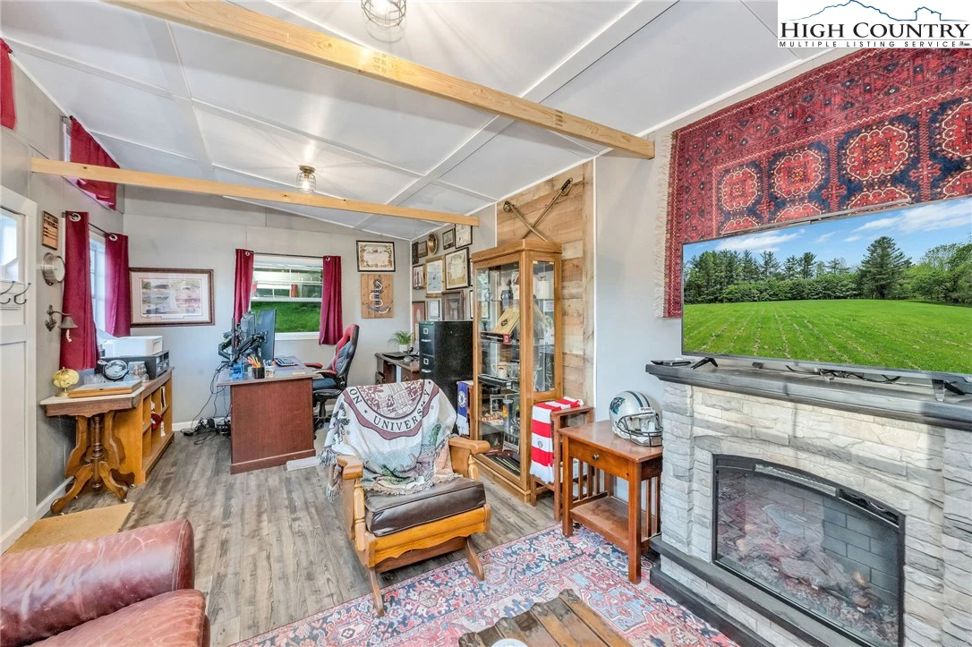 Image number 14 for the current listing