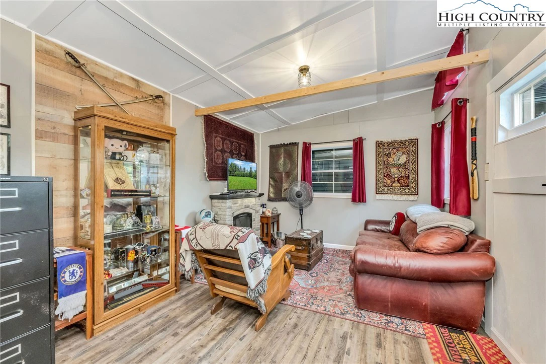 Image number 3 for the current listing