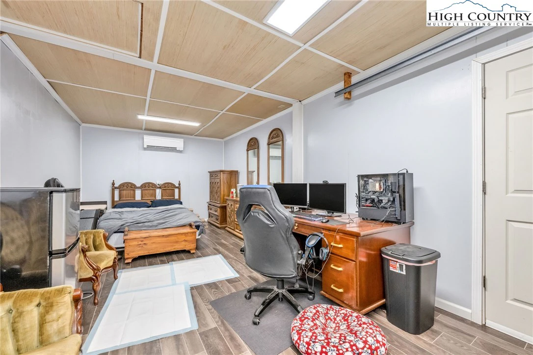 Image number 9 for the current listing