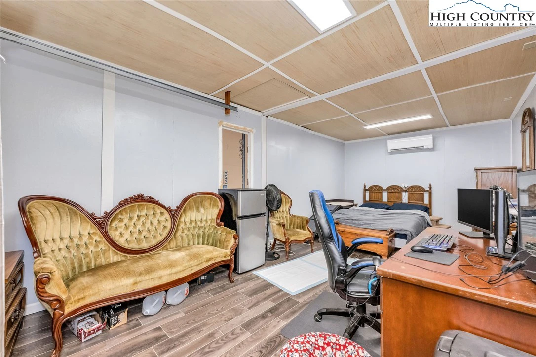 Image number 10 for the current listing