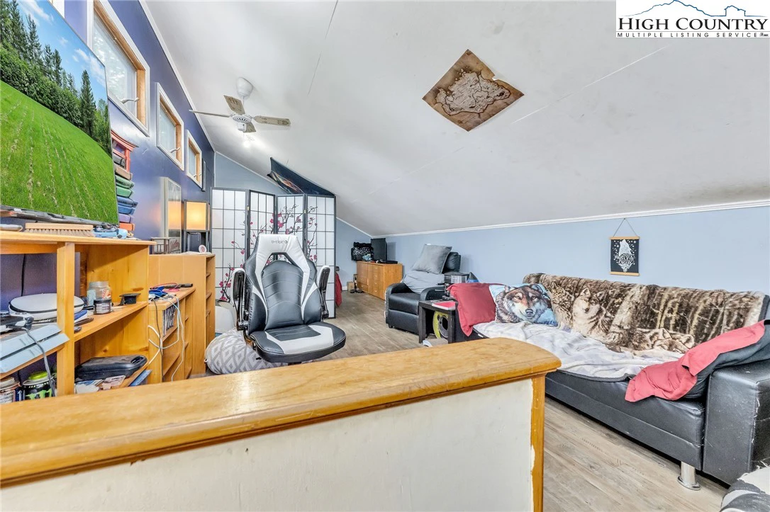 Image number 11 for the current listing