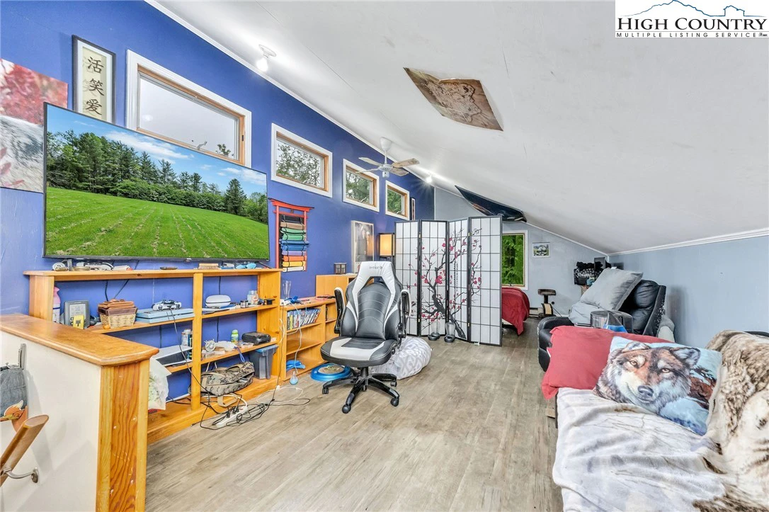 Image number 15 for the current listing