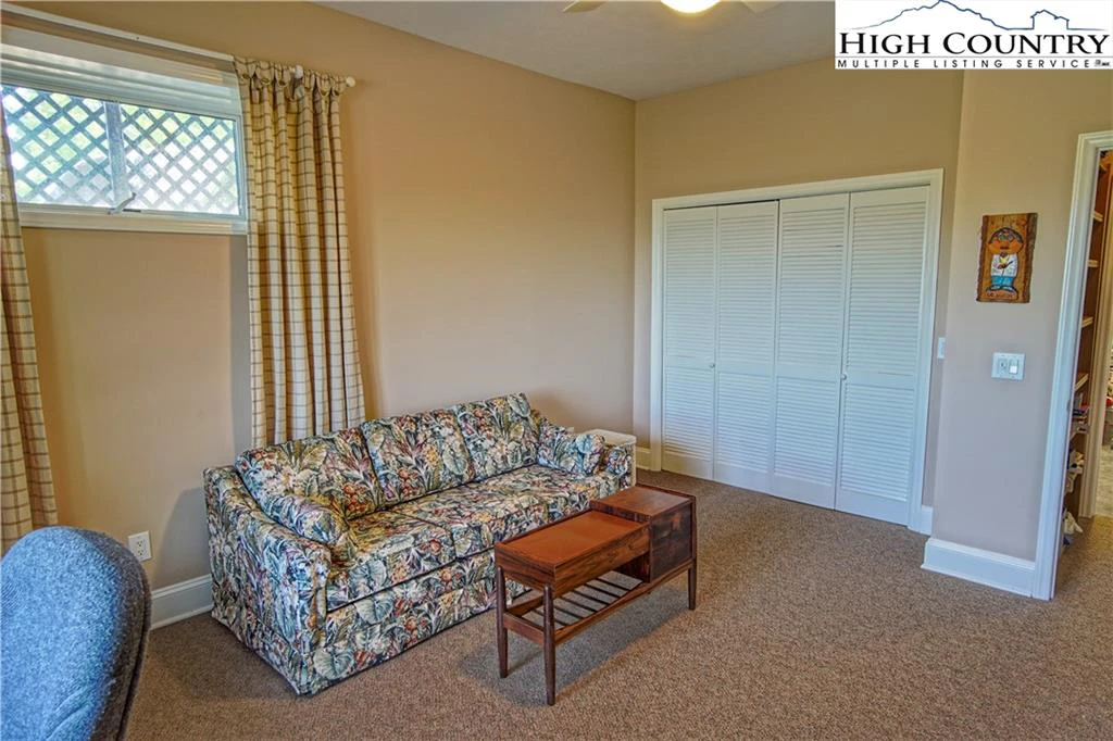 Image number 4 for the current listing