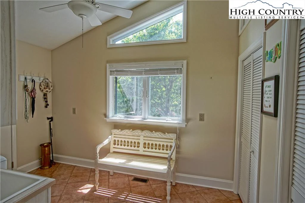 Image number 14 for the current listing